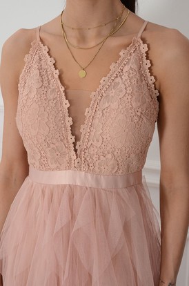 Sukienka midi tiulowe falbany z koronki brudny róż Folette