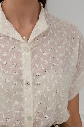 Bluzka mgiełka w ażurowe kwiatuszki kremowa