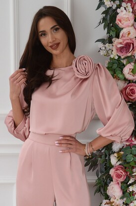 Bluzka satynowa z różą rękaw 3/4 brudny róż Wiky