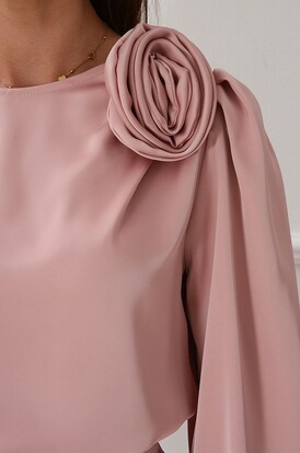 Bluzka satynowa z różą rękaw 3/4 brudny róż Wiky
