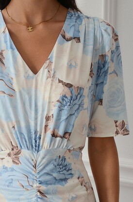 Sukienka midi drapowana w kwiaty baby blue Chilly