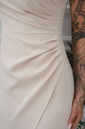 Sukienka maxi kopertowa na jedno ramię beżowa Zuzie