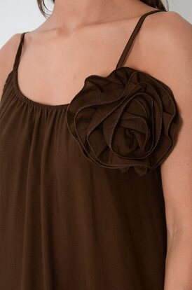 Sukienka oversize z falbaną i różą czekolada Mavi 