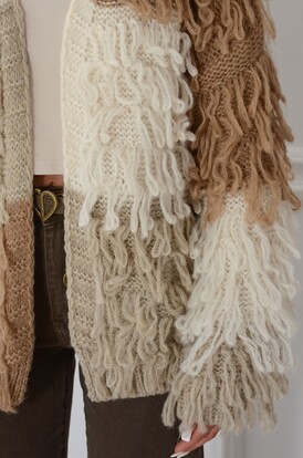 Sweter kardigan z frędzlami w paski kamel- beż Uli