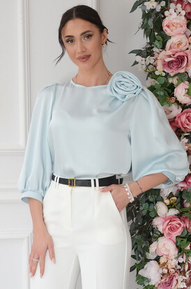Bluzka satynowa z różą rękaw 3/4 baby blue Wiky