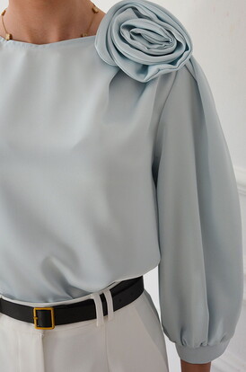 Bluzka satynowa z różą rękaw 3/4 baby blue Wiky