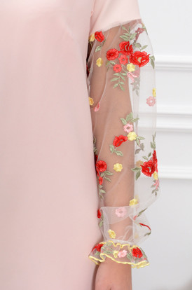 Sukienka Ingrid haftowane rękawy pudrowy róż