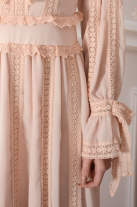 Sukienka maxi boho z koronkowymi wstawkami pudrowa Achacja