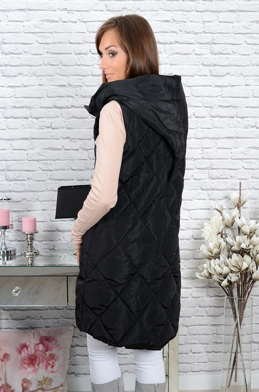Długa kamizelka pikowana z naszywką czarna - Cocomoda.pl - odzież