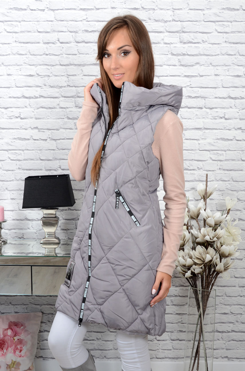 Długa kamizelka pikowana z naszywką ciemno szara - Cocomoda.pl - odzież